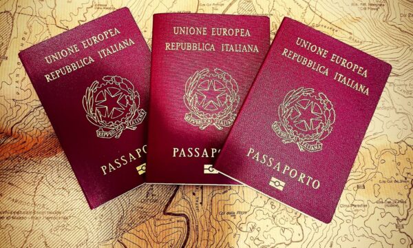 Come fare il passaporto: costi, tempi e documenti necessari