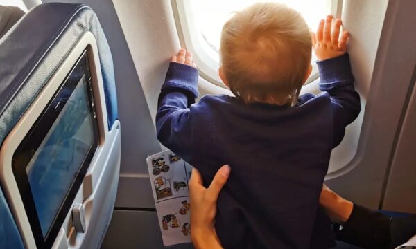 Come affrontare un volo aereo con un neonato